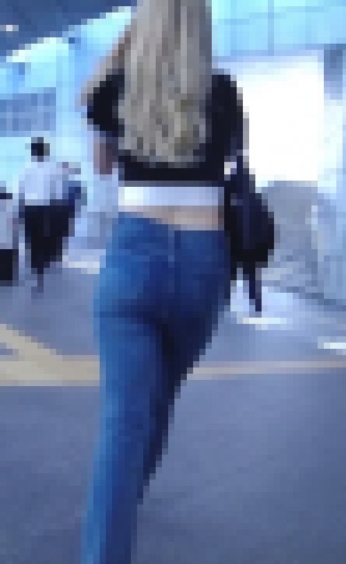 ヘソ出しでデニム履いた美人ギャルの美巨尻肉がイヤらしい　サンプル画像2