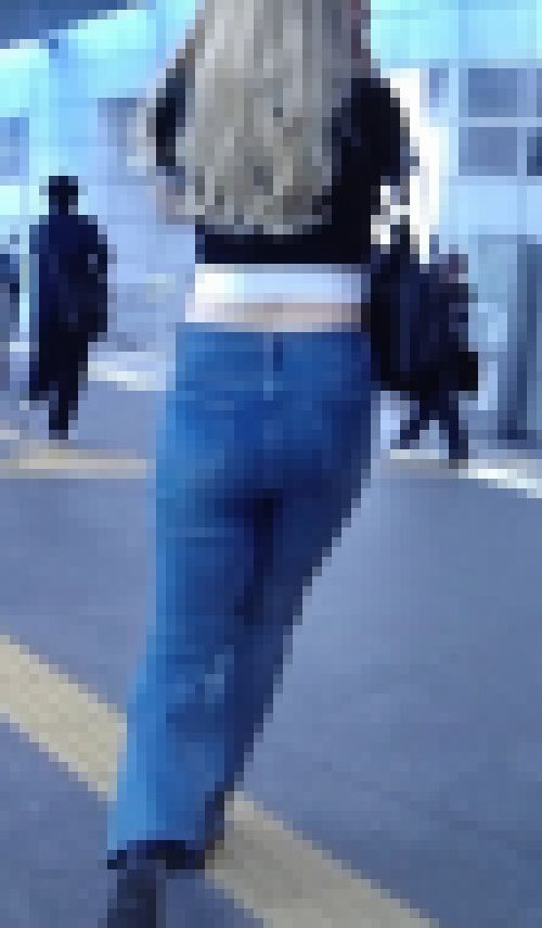 ヘソ出しでデニム履いた美人ギャルの美巨尻肉がイヤらしい　サンプル画像3