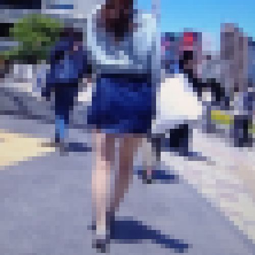 美し過ぎる美貌と美脚でパレオ型タイトデニムスカート履いて歩く美女がイヤらしい サンプル画像