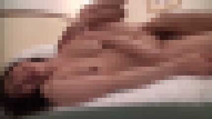 スレンダー美乳の33歳美容部員が色んな体位で巨根をハメられ快楽に耽る　サンプル画像3