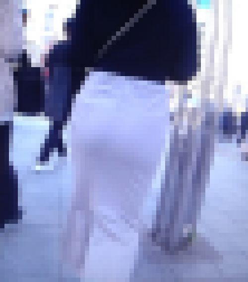 激カワ美人女子大生がタイトスカート履いて美巨尻突き出して歩いてるよ　サンプル画像3