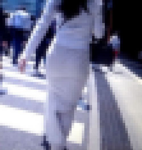 超美人お姉さんがタイトスカート履いてプリプリの美巨尻密着させて歩いてるよ　サンプル画像1