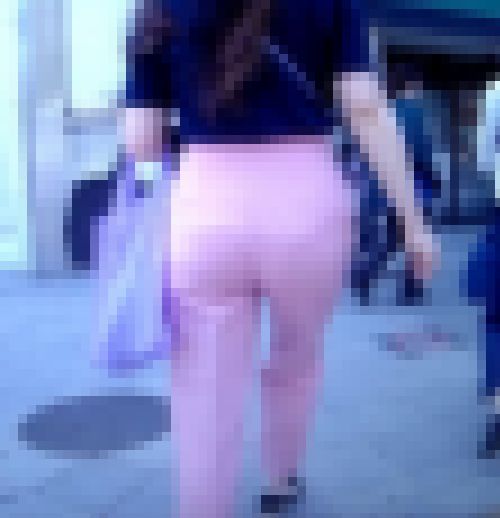 超美爆尻で尻肉パンパンにしてピタパン履いて歩く美女がイヤらしい　サンプル画像1