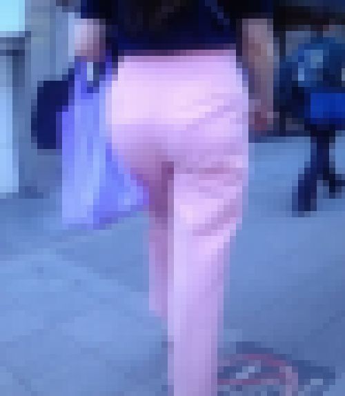 超美爆尻で尻肉パンパンにしてピタパン履いて歩く美女がイヤらしい　サンプル画像3