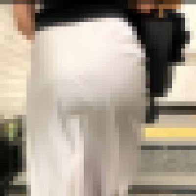 【再販】サテン生地のスカートが大きくふんわりしているが、彼女のお尻が大きすぎてスカートにシルエットが映ってしまう【27】 サンプル画像