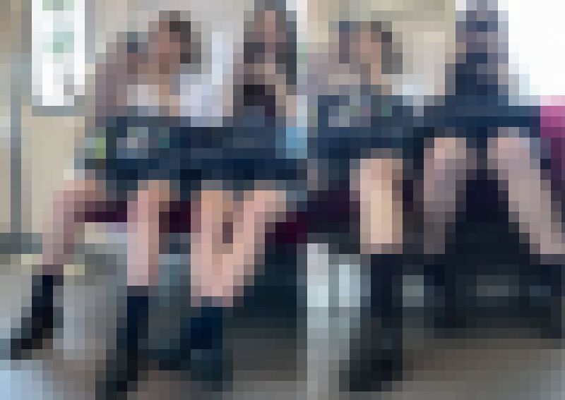 テカテカで開脚で迫力がすごい制服生脚たち サンプル画像