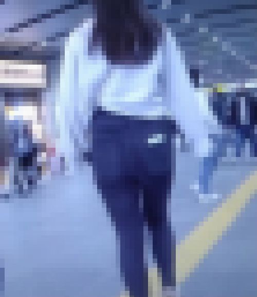 超ドデカヒップ清楚美女がスキニーデニム履いて歩く姿がイヤらしい　サンプル画像2