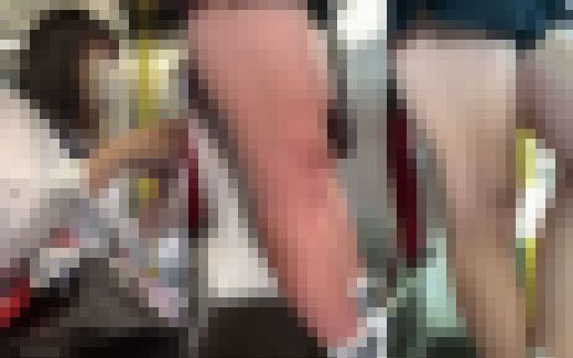 質感エグすぎなミニスカ下半身をねっとり接写　サンプル画像2