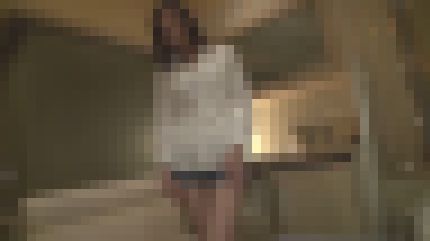 スレンダー美乳の27歳外国人が日本人の硬い肉棒を存分に味わい悶絶　サンプル画像1