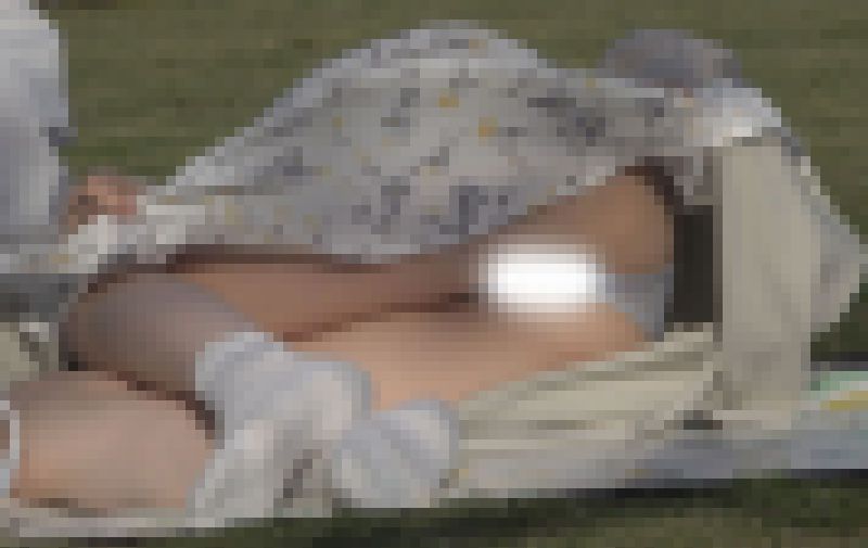 公園パンチラ６　※永久保存版！透けパンティでワレメまで見えちゃってる女子 サンプル画像