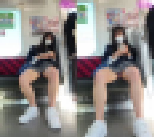 【縦型動画】ミニスカ制服娘は何色の生パンツ? 2日連続盗撮電車(2)電車対面パンチラ編 サンプル画像3