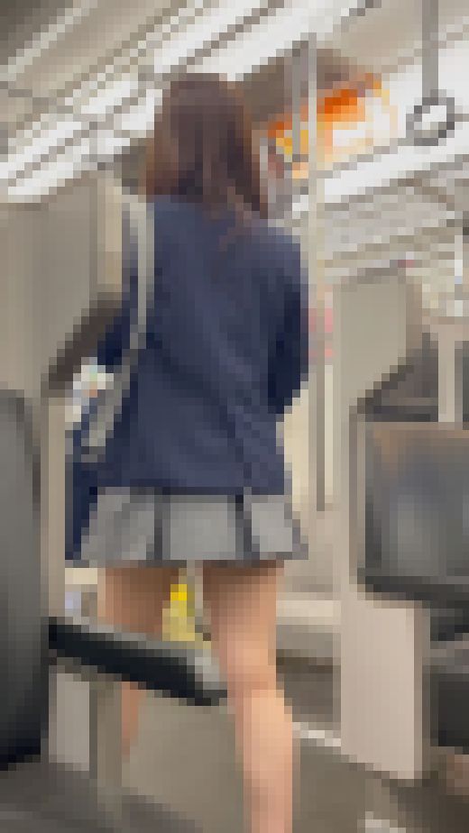 女子校生盗撮日記39　神奈川県激カワ優等生ミニスカ童顔女子校生を電車内で盗撮【※大画面対面撮影バレ】　サンプル画像3