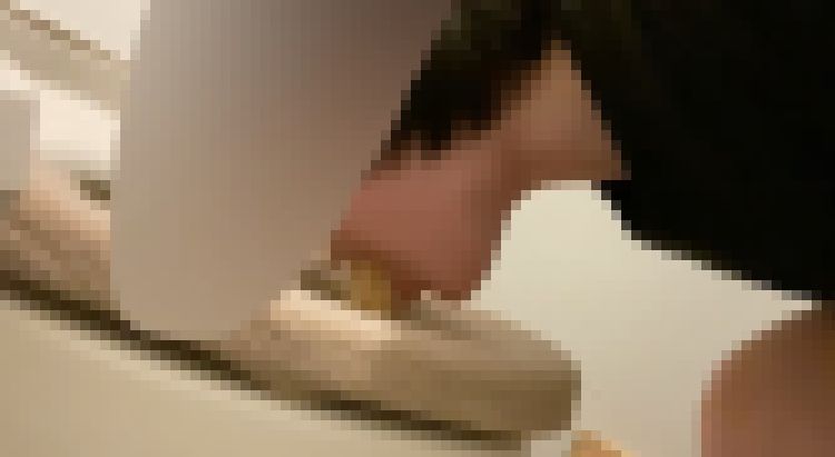 【固形嘔吐】パスタを原型のまま大量嘔吐！嗚咽多め　音声あり サンプル画像