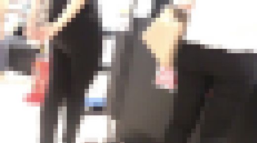 【熟女のお尻＆娘のお尻】ケツの形丸わかり黒スキニー　親子丼にはまだ早い？　サンプル画像1