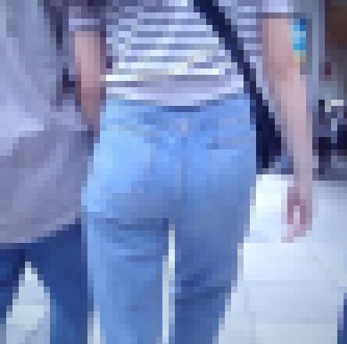 清楚系の美人お姉さんがデニム履いて美巨尻強調させて歩いてるよ サンプル画像