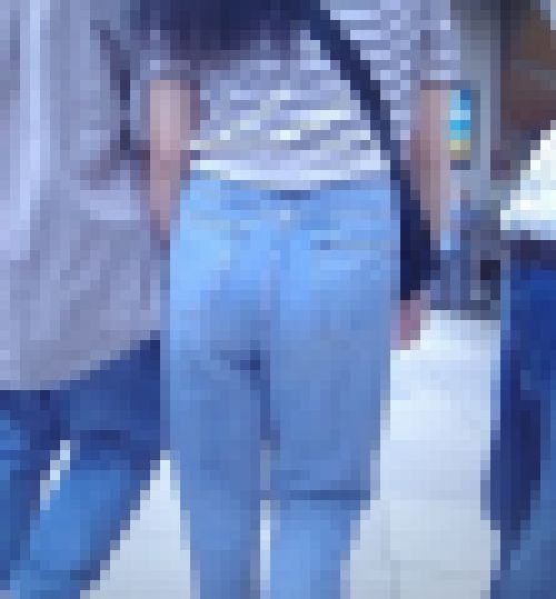 清楚系の美人お姉さんがデニム履いて美巨尻強調させて歩いてるよ　サンプル画像1