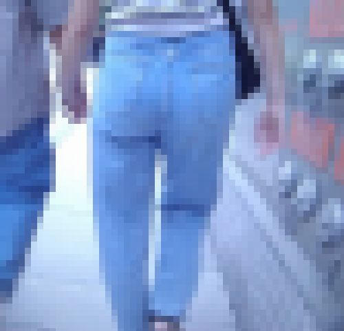 清楚系の美人お姉さんがデニム履いて美巨尻強調させて歩いてるよ　サンプル画像2