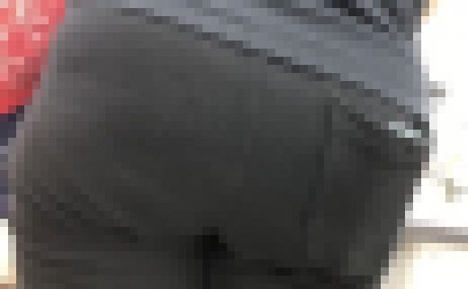 【熟女の巨尻】生活感あふれる黒スウェットでお買い物中のドッカン巨尻！　ケツのエクボがわかるほど接近★おっぱいもあるよ サンプル画像