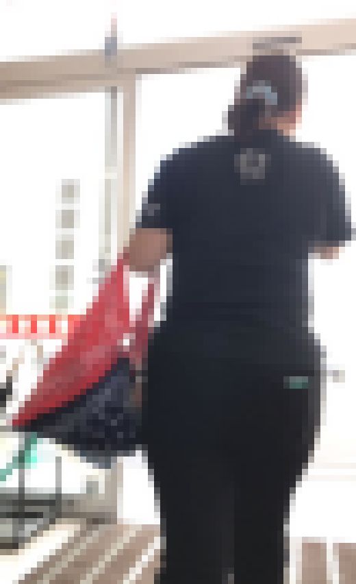 【熟女の巨尻】生活感あふれる黒スウェットでお買い物中のドッカン巨尻！　ケツのエクボがわかるほど接近★おっぱいもあるよ　サンプル画像1