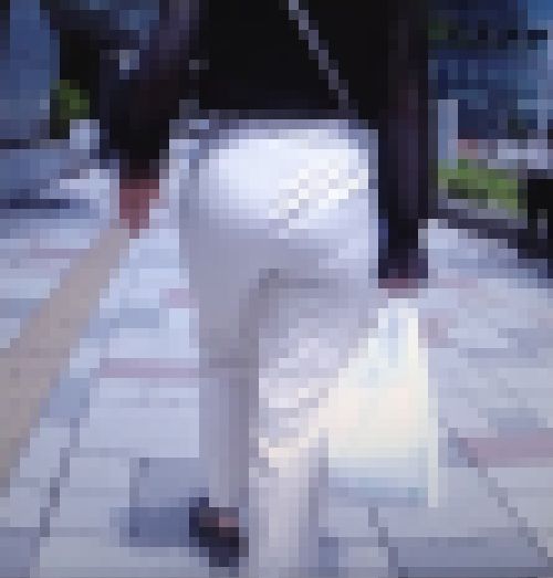超絶美人お姉さんが凄まじい美爆尻をピタパン履いて強調させ下着ライン浮き上がらせて歩く姿がイヤらしい　サンプル画像1