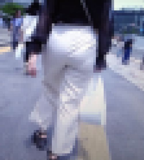 超絶美人お姉さんが凄まじい美爆尻をピタパン履いて強調させ下着ライン浮き上がらせて歩く姿がイヤらしい　サンプル画像2