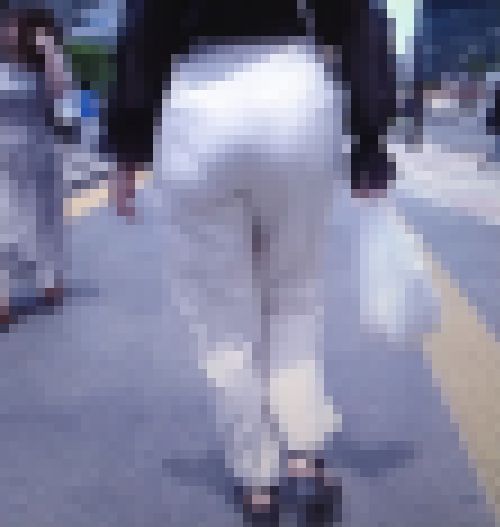 超絶美人お姉さんが凄まじい美爆尻をピタパン履いて強調させ下着ライン浮き上がらせて歩く姿がイヤらしい　サンプル画像3