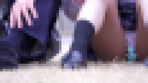 【野外パンチラ1】彼氏さん、彼女のあれが丸見えですよ、、、　サンプル画像2