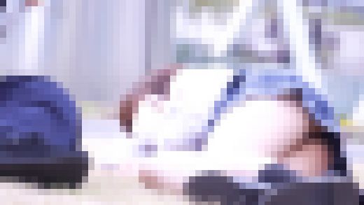 【野外パンチラ1】彼氏さん、彼女のあれが丸見えですよ、、、　サンプル画像3