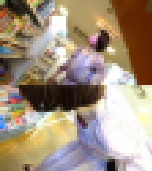 #341　前屈みの二人の胸元に突撃！美乳と微乳を捕獲せよ【胸ちら】　サンプル画像2
