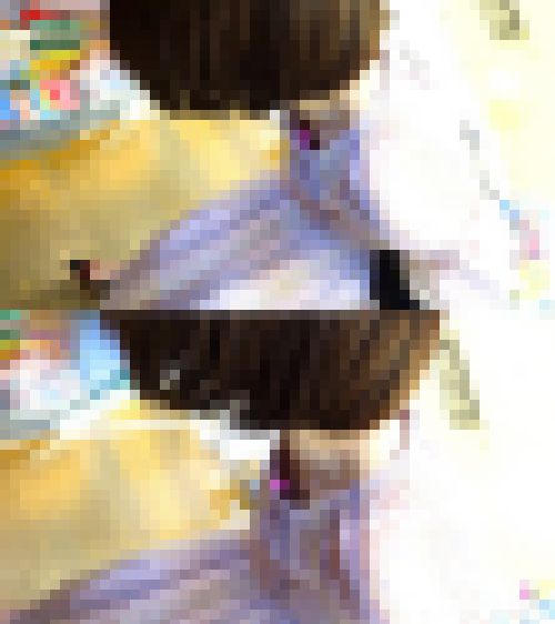 #341　前屈みの二人の胸元に突撃！美乳と微乳を捕獲せよ【胸ちら】　サンプル画像3