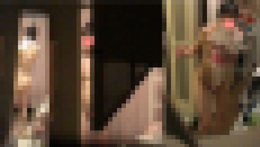 不意に股ぐらをギュッと摘まれてもされるがままの彼女。白いお尻がベッドへダイブする様は興奮します。　サンプル画像1