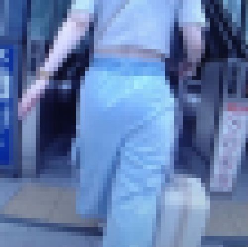 プルンプルンの美巨尻美女がウエストむき出しで歩く姿がイヤらしい サンプル画像