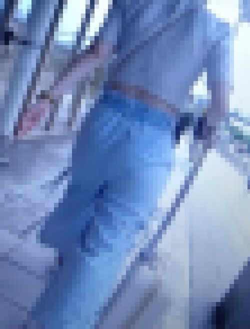 プルンプルンの美巨尻美女がウエストむき出しで歩く姿がイヤらしい　サンプル画像1