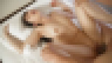 Fカップの25歳人妻が大きな他人棒で膣奥を突かれ体をビクビク震わせる　サンプル画像3