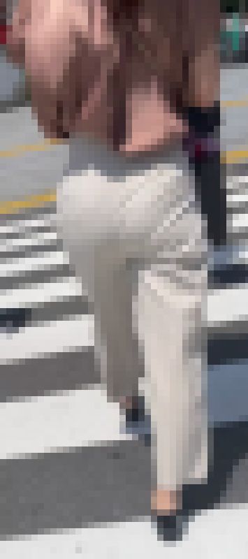 清楚な見た目とは真逆のエロデカ尻！パッツン巨尻をムニュらせてパンティラインで男を挑発！ 下品なパンツスーツ お姉さん編 サンプル画像