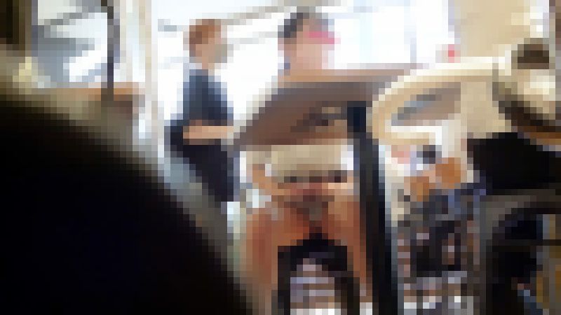机下の純白パンチラ。彼氏の横で無防備な下半身。フードコート観察【高画質/望遠】 サンプル画像