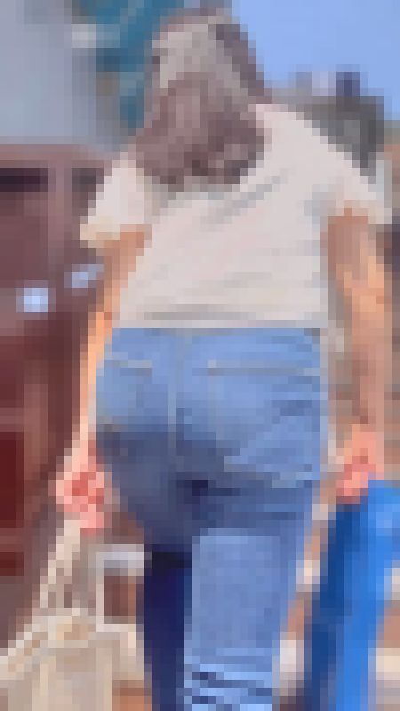 超Ｓクラスセレブ奥様のパッツン美巨尻！ケツ肉をムニュらせて豪快に食い込むパンティラインで男を誘惑！ 下品なスキニーデニム 奥様編 サンプル画像