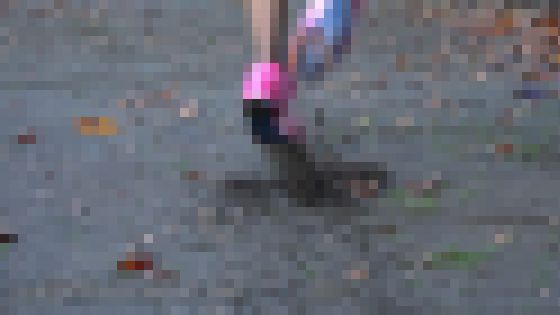 陸上競技のスパイクで土をえぐって跳ね上げるフェチf758 サンプル画像