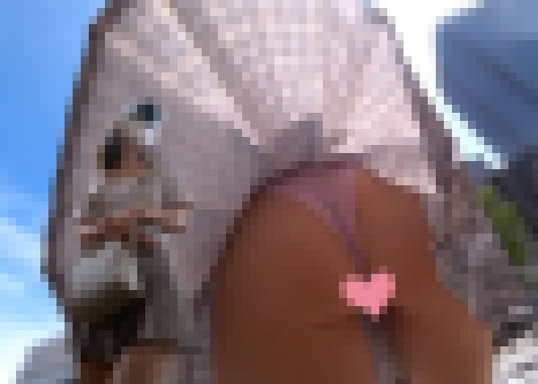 【スカートの中の秘密】驚愕のつる肌生尻☆強風めくられで丸見えになるTバックパンチラ！ サンプル画像