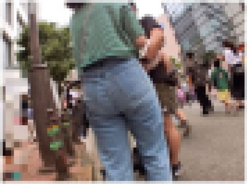 【若ママさん】お守り中若ママさんの普段遣いデカ尻ジーンズ着衣尻を定点撮影。 サンプル画像