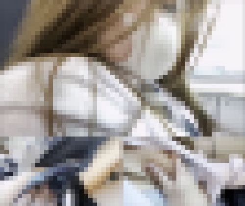 電車おっぱい揉み17 余裕でアイドルのセンターレベルの可愛すぎるコの生おっぱいを触りまくりました！！ サンプル画像