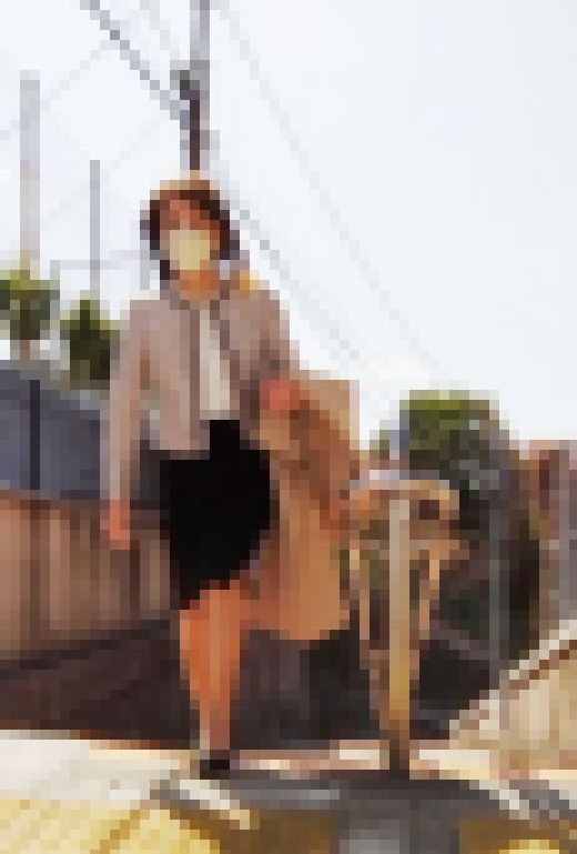 【女装】息子の卒業式で母親になりきりオナニー　サンプル画像1