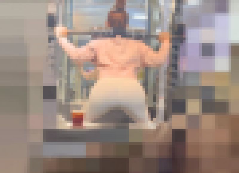 セレブ奥様の超パッツン美尻！スケベなピーマン尻をガニ股で突きだしケツの締まりまでアピールして男を誘惑！下品なレギンス 奥様編 サンプル画像
