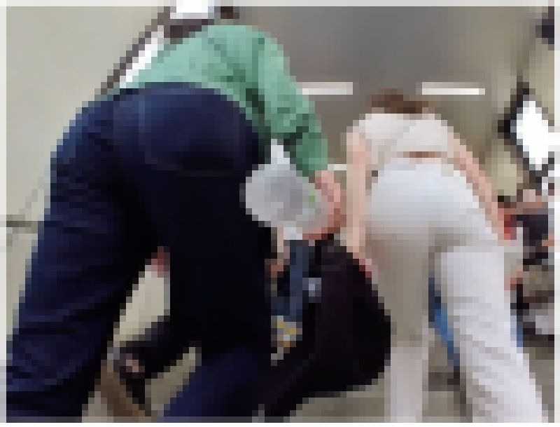 【盛れてる尻肉】スタイルを競い合っているホワイト&ジーンズの階段着衣尻歩行。 サンプル画像