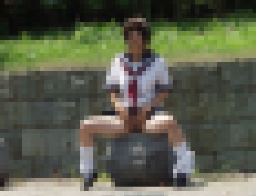 ◆素人投稿動画 服は要りません。どこでもすぐに裸になっちゃう露出大好き女子大生さんです 【Part.03：レジの店員さんにマ〇コ　サンプル画像1