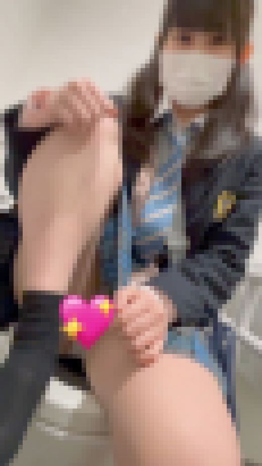 女子学生盗撮日記69 続・青チェック真面目系ツインテJ系を電車とトイレ内で盗撮【※カメラ目線対面撮影バレ・35分超撮影】　サンプル画像1