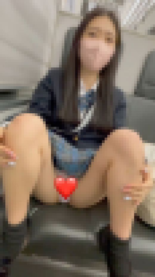 女子学生盗撮日記72　青チェック激カワミニスカ美脚女子学生を電車対面で盗撮【※激カワP活女子学生電車内約30分撮影・前編】　サンプル画像1