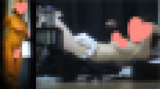 性欲溢れた爆乳美女は、アナル丸出しの四つん這い姿で、彼氏のアソコをおねだりタッチ。　サンプル画像2