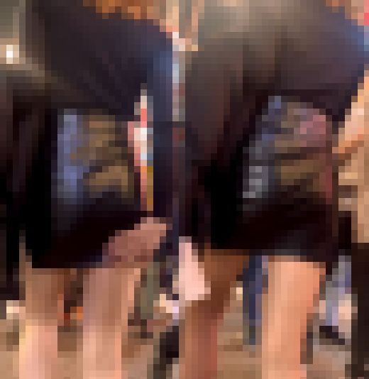 お尻が気になってしまうレザーミニスカ美女　サンプル画像1