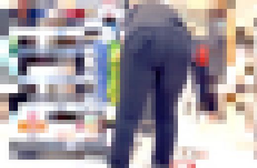 【熟女店員のメスブタケツ】下品な黒スキニー巨尻wスマホが小さいんじゃなくてケツがデカいのww【4K】　サンプル画像1